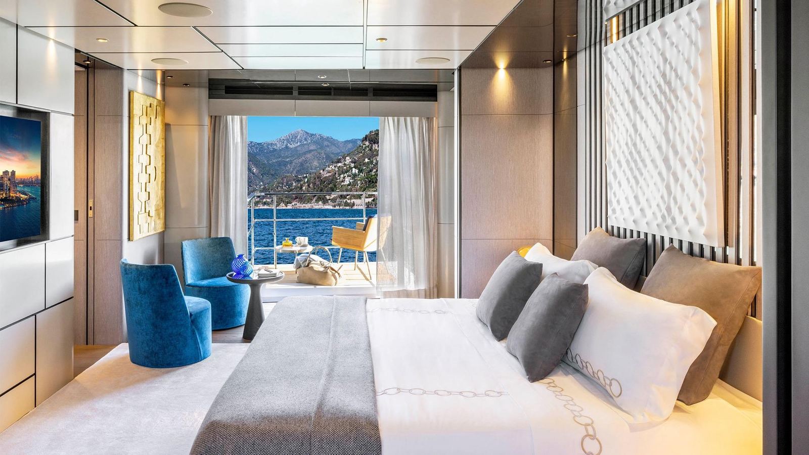 Custom Line 140, master cabin