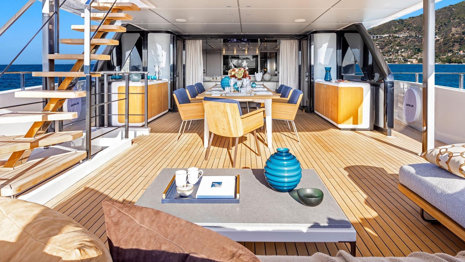 Custom Line 140, upper deck flybridge