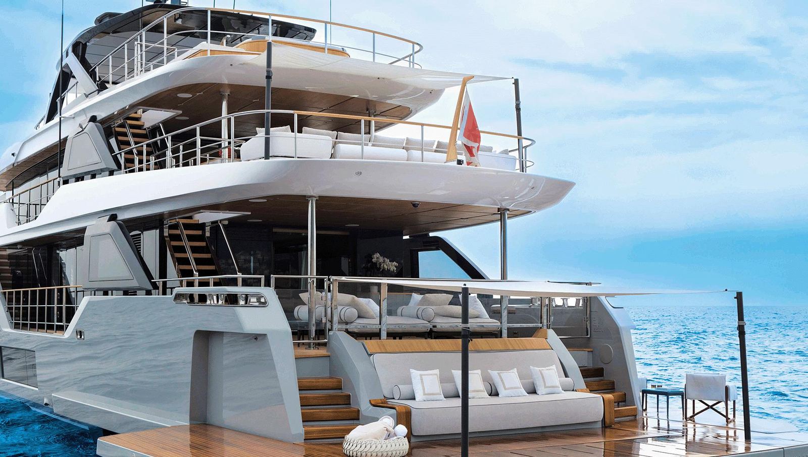 Custom Line Navetta 38, stern lounge
