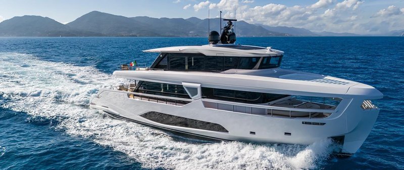Ferretti INFYNITO 90