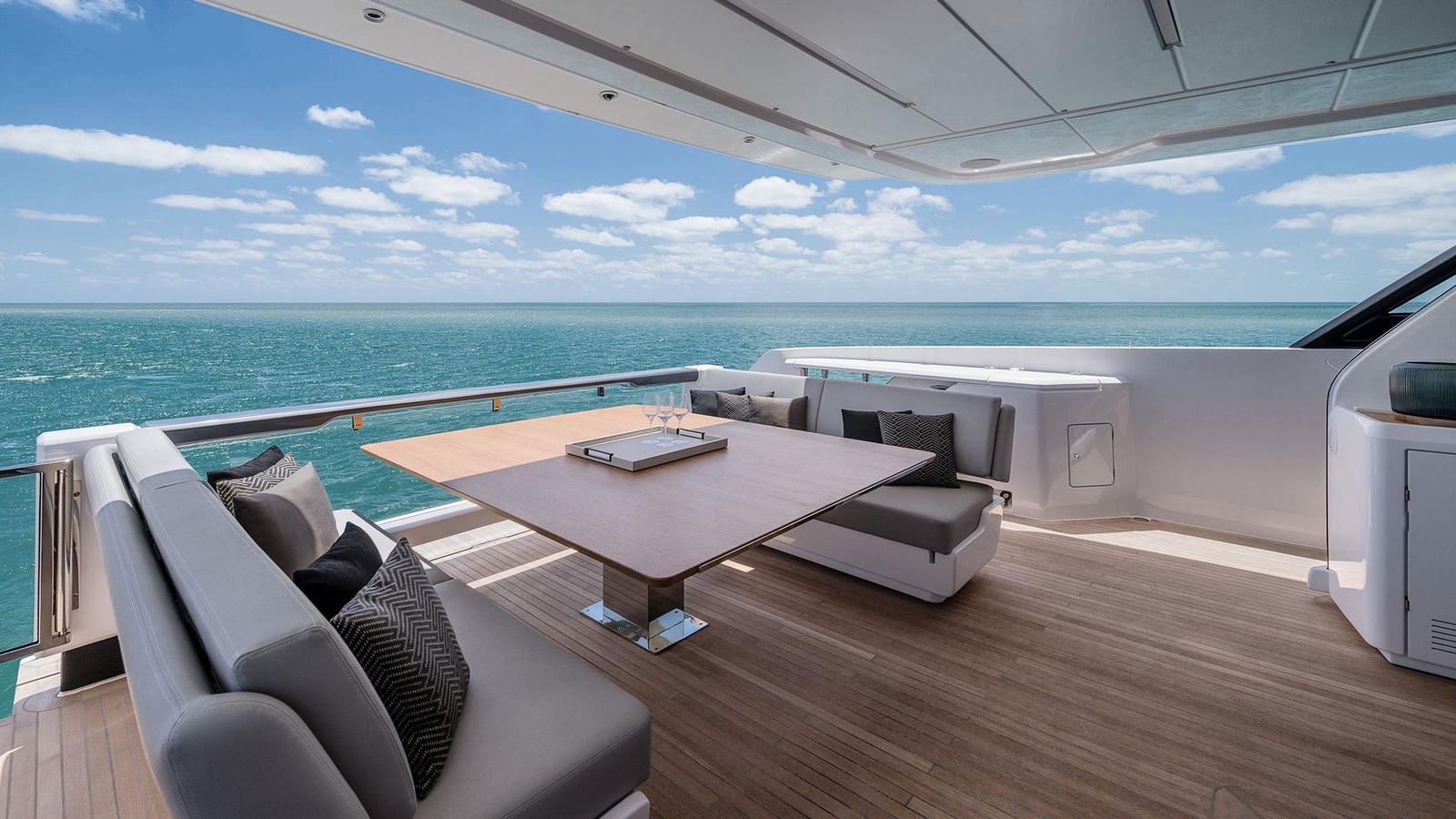 Ferretti Yachts 860, cockpit