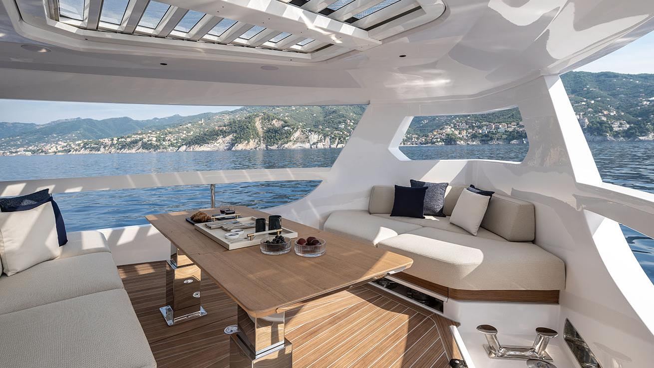 Ferretti Yachts INFYNITO 80, bow lounge area