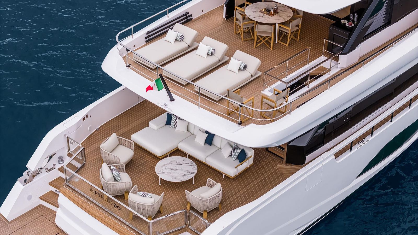Ferretti Yachts INFYNITO 90, cockpit and flybridge