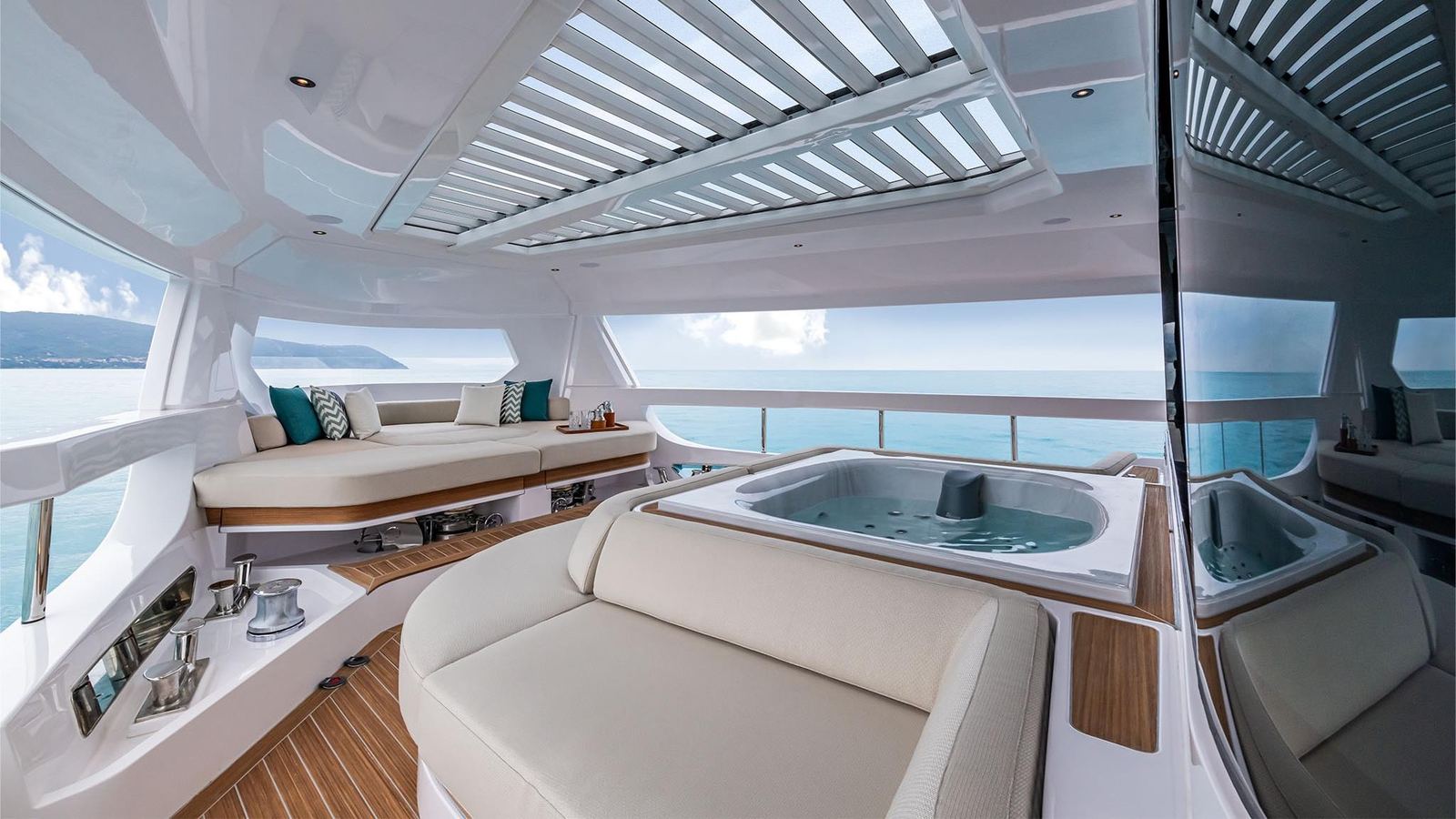 Ferretti Yachts INFYNITO 90, bow lounge area