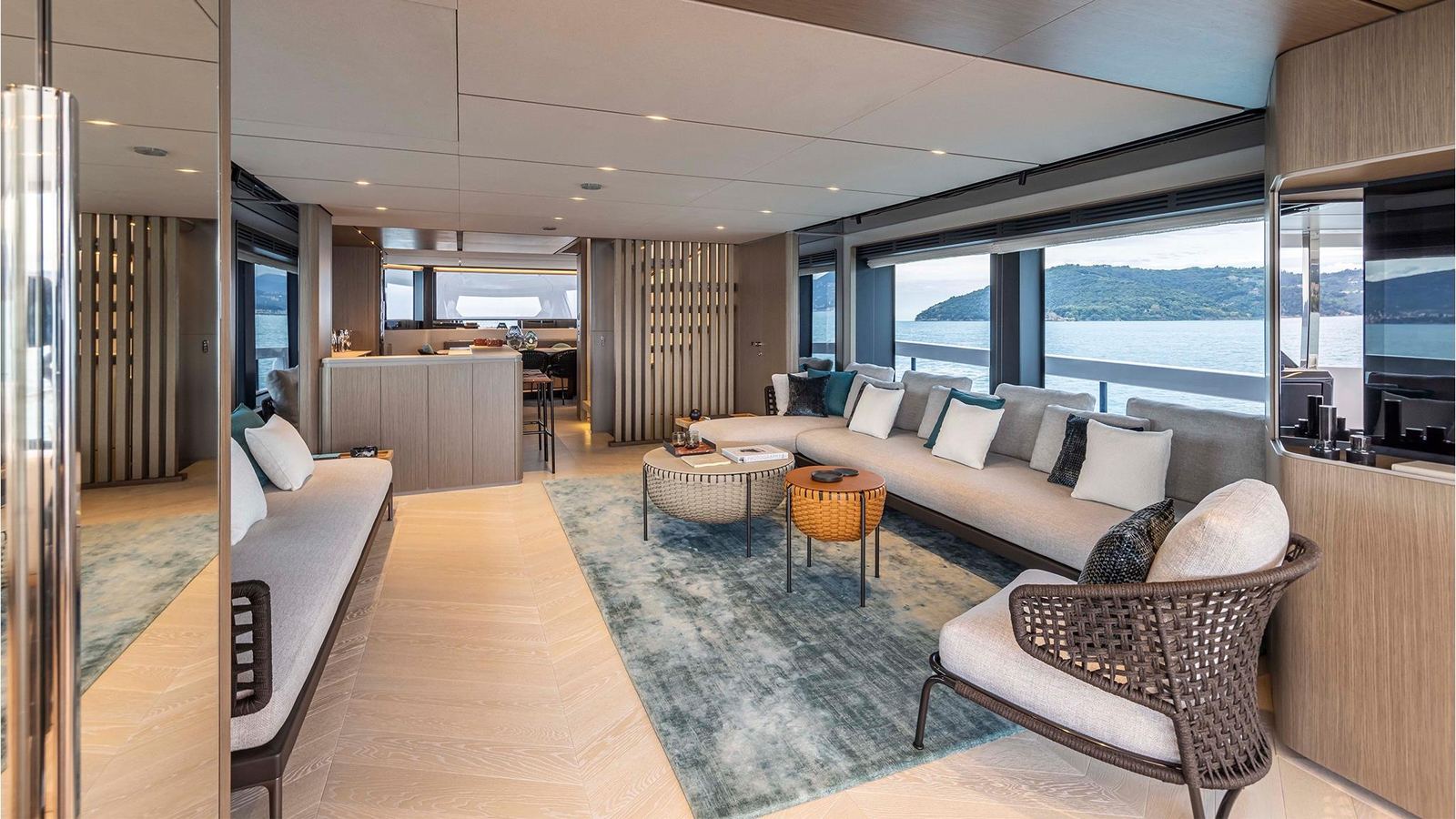 Ferretti Yachts INFYNITO 90, main deck saloon