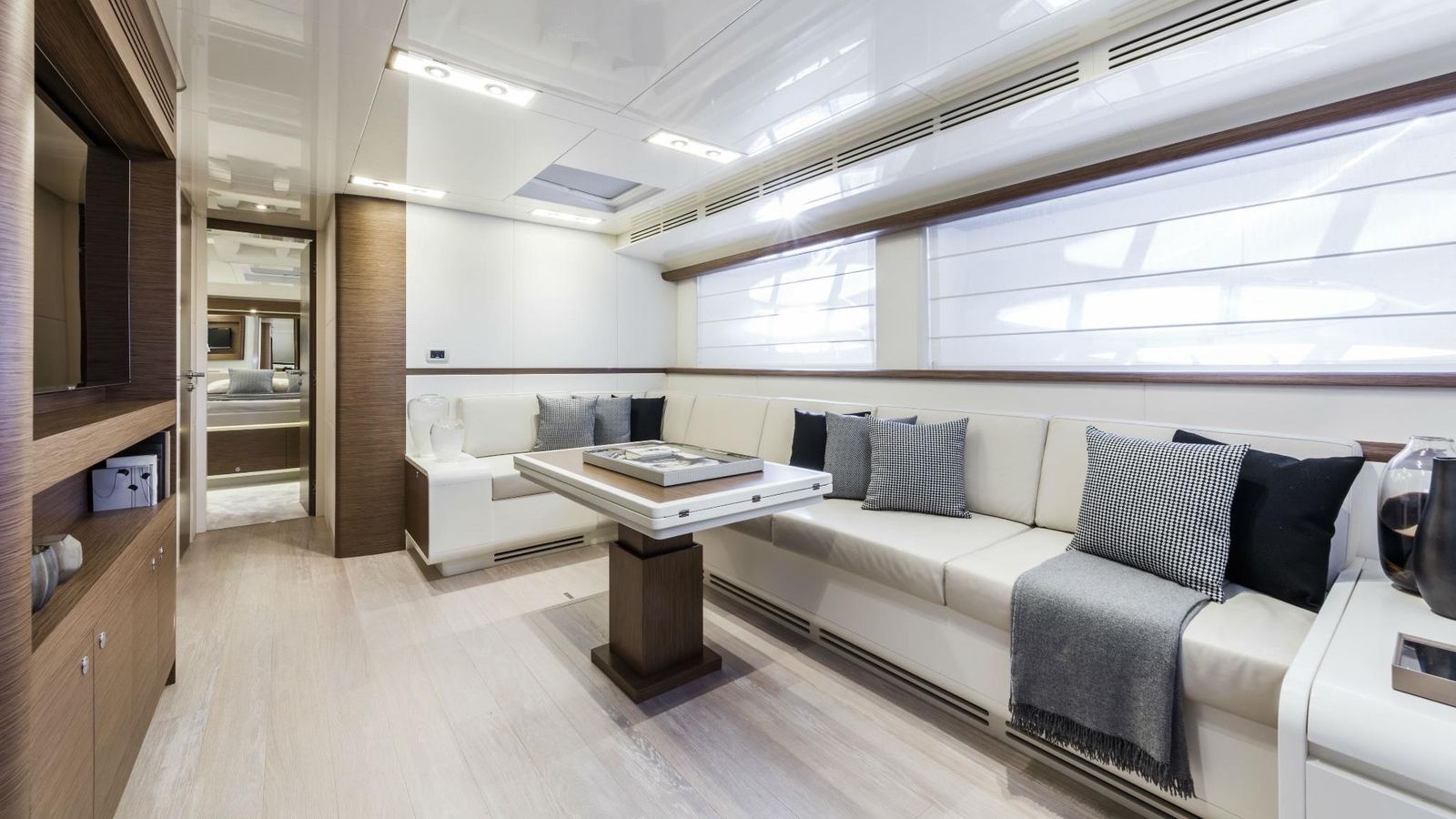 Itama 75, saloon