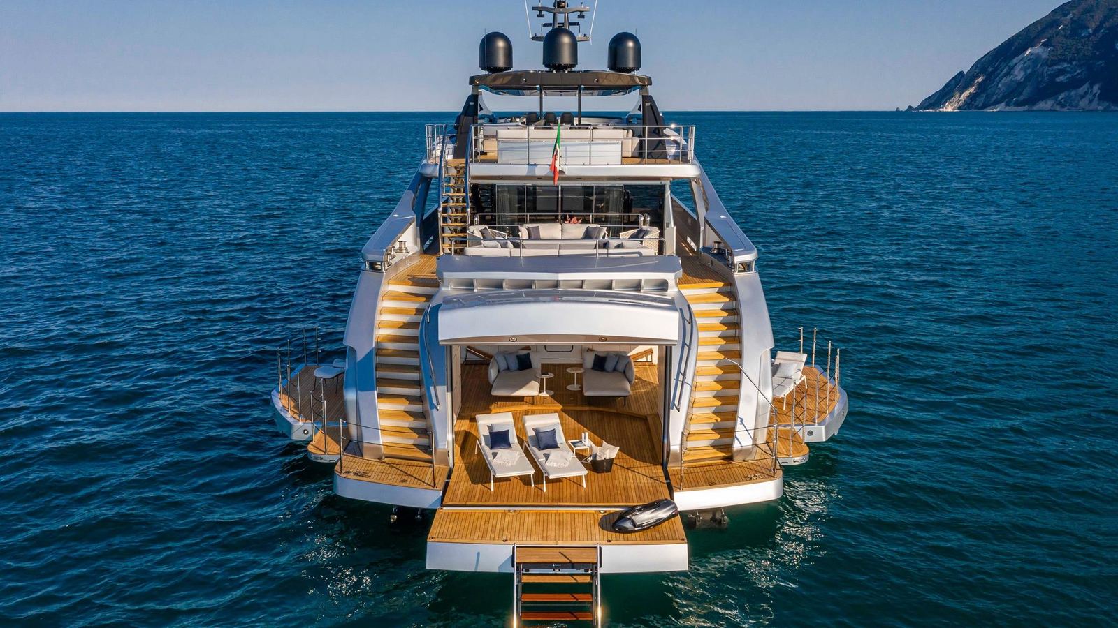 Pershing 140, stern lounge