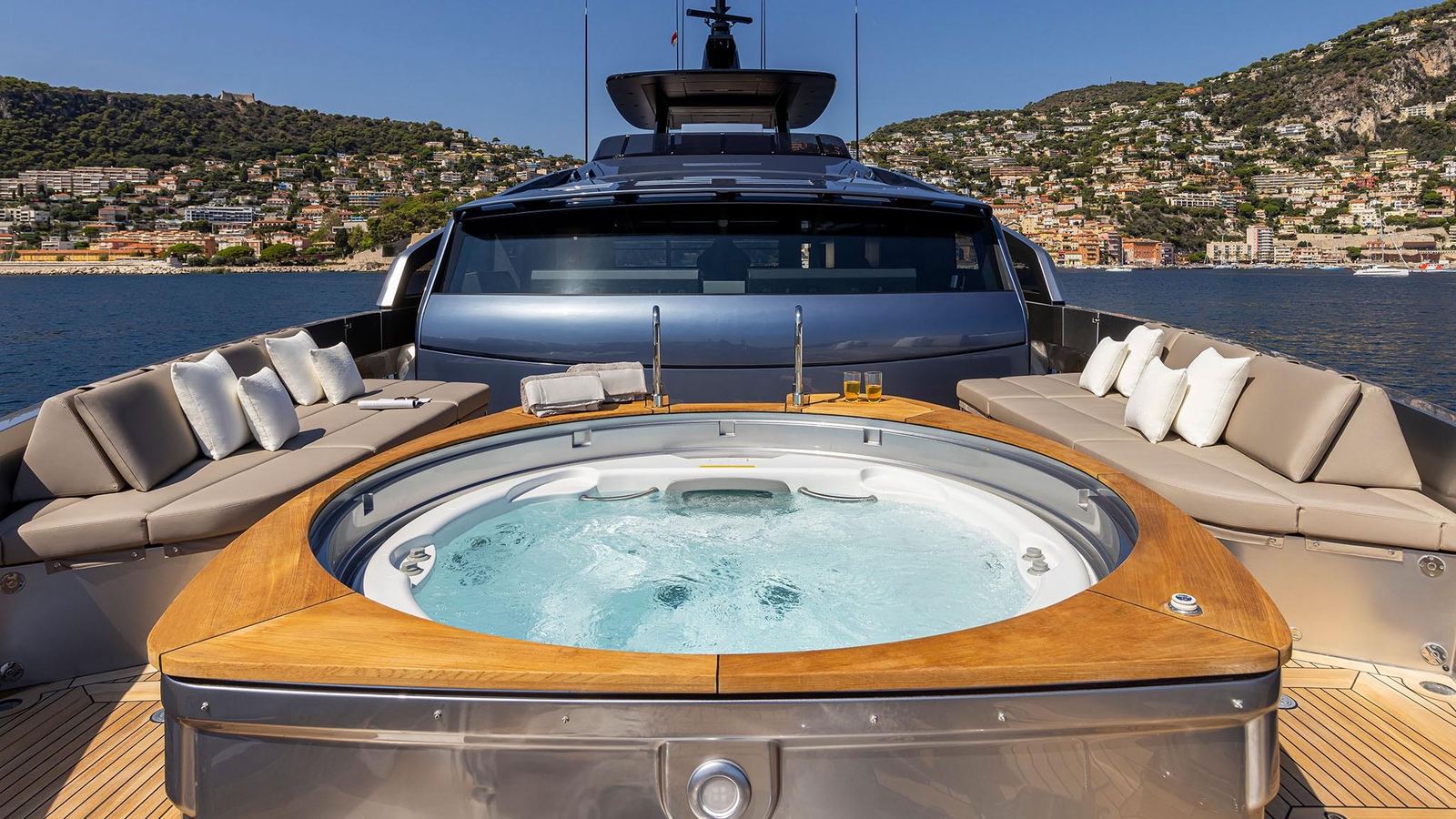 Pershing GTX116, bow jacuzzi